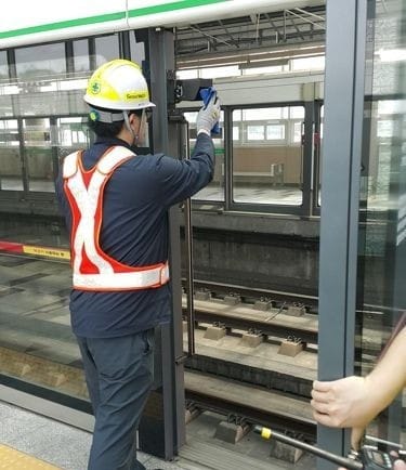 김포공항역 사고 1년…'취약' 스크린도어 바꾼다더니 그대로