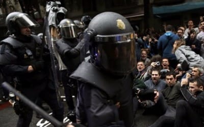 카탈루냐 독립투표 파행… 스페인 경찰, 고무탄 쏘며 저지