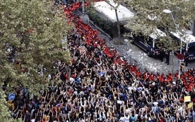 카탈루냐 "스페인 경찰이 폭력진압"… 총파업·대규모집회