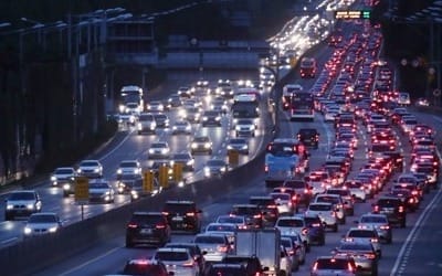 '대이동' 고속도로 양방향 정체 점차 완화… "자정 지나 풀려"