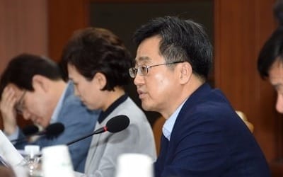 김동연 "한미FTA 협상에 국익 우선…의연하게 대처해달라"