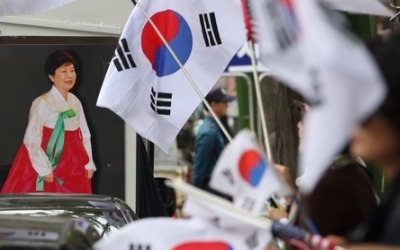 "박근혜 석방하라"… 지지자들 법원 앞서 노숙농성 돌입