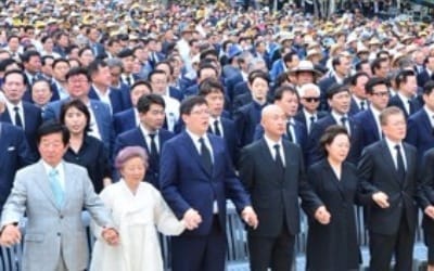 "이병기 전 비서실장 '님을 위한 행진곡 편향성 알리라' 지시"