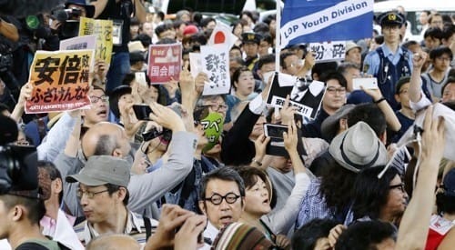 日아베, 유세 중 '개헌반대' 항의 봉변…청중에 "법률 지켜라"