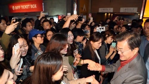 문 대통령 부산영화제 '깜짝 등장'에 관객 환호… 곳곳서 '셀카'