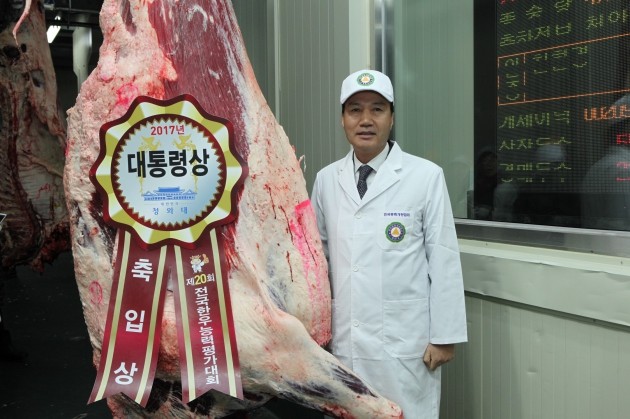 신영수 동원홈푸드 대표이사가 '제20회 전국한우능력평가대회'의 대통령상 수상 한우를 낙찰받고 기념 사진을 찍고 있다. ◎동원홈푸드 제공