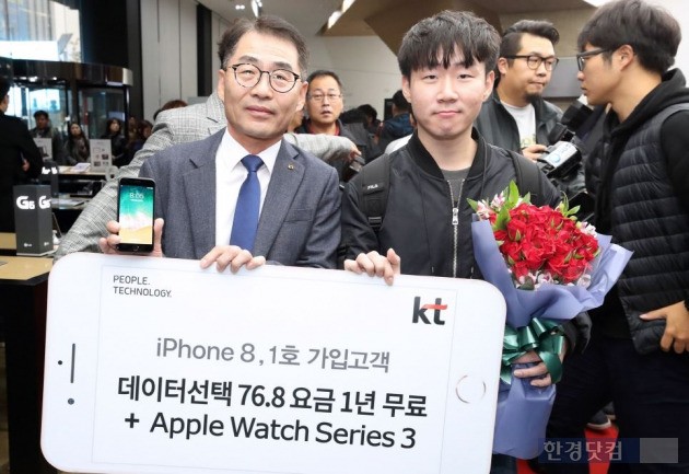 KT 광화문빌딩 1층 KT스퀘어에서 열린 iPhone 8 정식 출시 행사에서 편명범 KT 영업본부장(사진 왼쪽)과 KT 1호 가입자 이규진(27,서울 강동)씨가 'iPhone 8 개통 기념' 사진 촬영을 하고 있다. 
