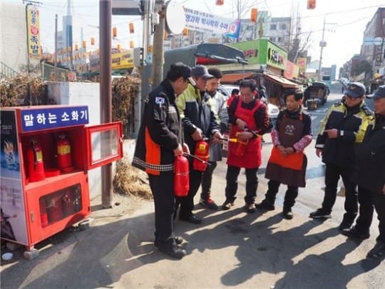 "안전핀 뽑고 쏘세요"…소방관이 개발한 '말하는 소화기' 불티