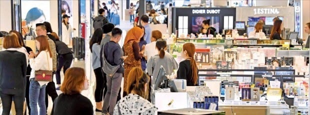 제주공항 면세점에 롯데면세점, 호텔신라, 신세계디에프 등 주요 면세점 사업자들이 모두 뛰어들었다. ◎한경DB