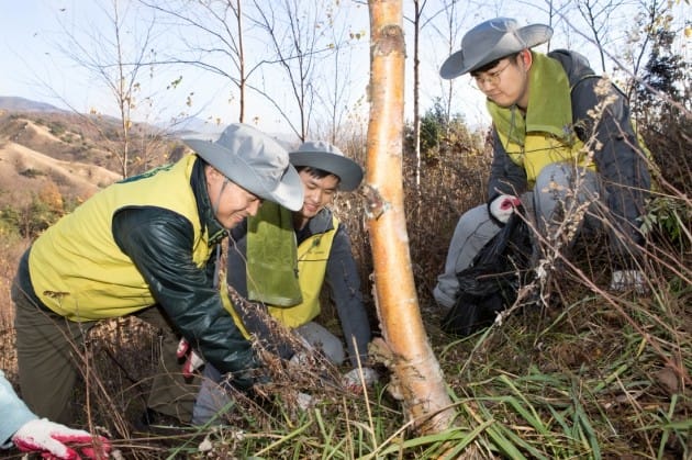 나무를 심고 있는 이병래 한국예탁결제원 사장(왼쪽 첫번째). (사진 = 예탁결제원)