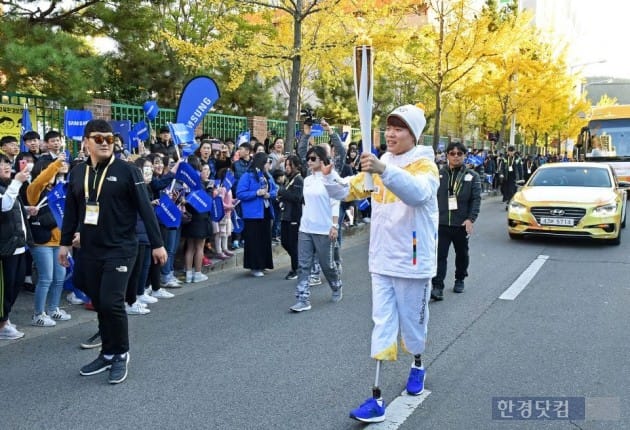 "희망의 성화봉송"…로봇다리 수영 선수 김세진 참여