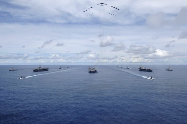 2007년 8월 태평양에서 공동훈련하는 미국 항공모함 키티호크호, 니미츠호, 존 스테니스호. 출처-미 해군 홈페이지 