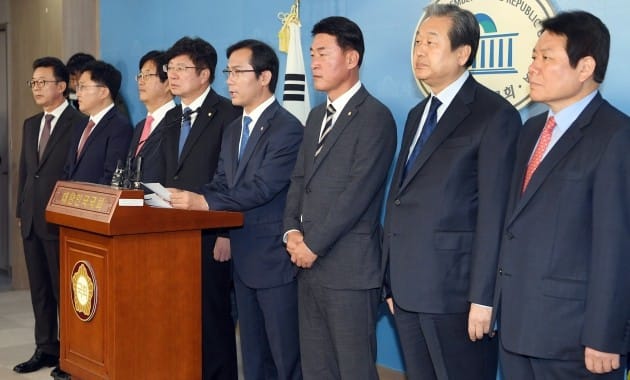 김무성 의원 등 탈당한 바른정당 의원들 ◎한경DB