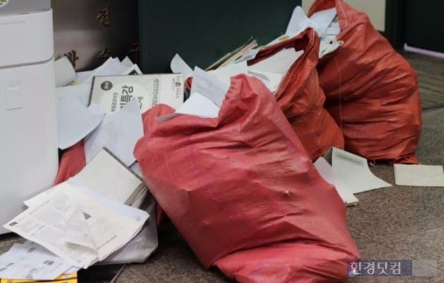 지난 15일 수능 연기 발표전 학생들이 버린 책과 문제집들. / 사진=조아라 기자 rrang123@hankyung.com