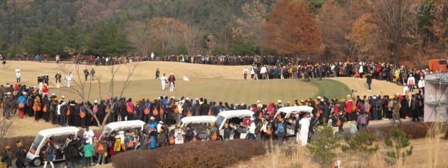 [포토] 마지막조 따라 모여든 갤러리