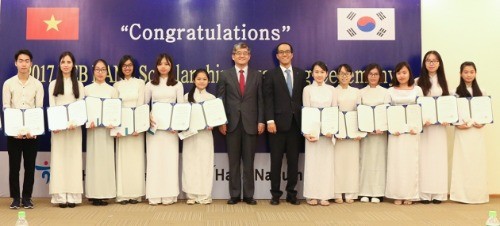 지난 15일 베트남 하노이 국립 경제대학 National Economic University 에서 개최된 2017 KEB Hana장학금 수여식에서 윤종웅 하나금융나눔재단 상근이사(사진 왼쪽에서 일곱번째)가 KEB Hana 장학생들과 기념촬영을 하고 있다.