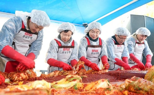 BNK경남은행, ‘사랑의 김장’ 5000포기 나눔 행사