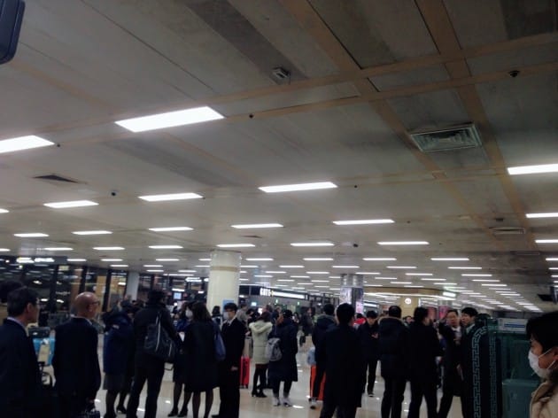 29일 오후 5시40분 김포공항 국제선 입국장에 들어온 연기가 대부분 빠지면서 승객들이 실내로 들어오고 있다. 독자제공