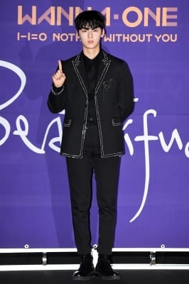  황민현, '비현실적 비주얼'