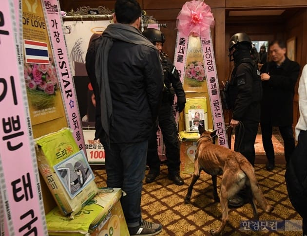 [포토] '언터처블' 행사장에 또 폭발물 신고 경찰 수색