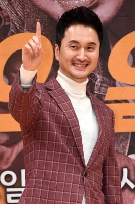  장현성, '자신감이 느껴지는 손가락'