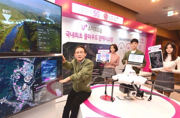 서울 용산구 LG유플러스 사옥에서 최주식 LG유플러스 부사장(왼쪽)이 U+스마트드론 클라우드 드론관제시스템을 소개하고 있다.(사진=LG유플러스)