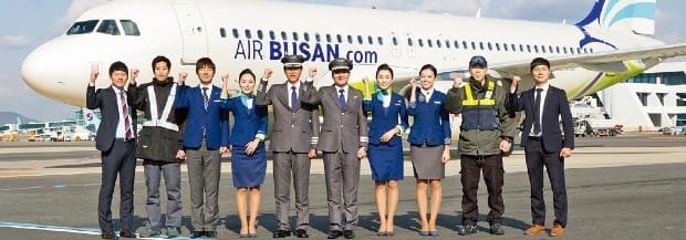 에어부산 직원들이 지난달 30일 김해공항 활주로에서 창립 10주년을 맞아 새로운 시대를 열어가자고 다짐했다.  에어부산 제공 