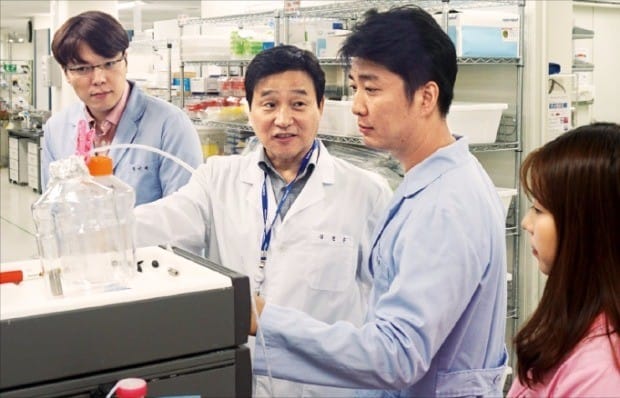 성영철 제넥신 회장(왼쪽 두 번째)이 경기 판교 본사 연구실에서 연구원들과 신약 개발 논의를 하고 있다. 제넥신 제공