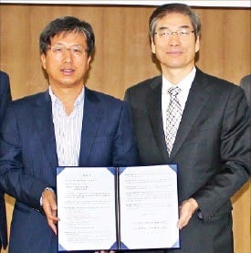 박강근 SK텔링크 본부장(왼쪽)과 이의준 벤처기업협회 상근부회장. 