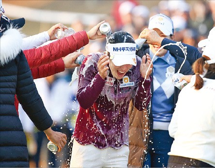 동료들이 하이트진로챔피언십을 제패한 이승현에게 맥주세례를 퍼부으며 축하해주고 있다.  /KLPGA 제공 