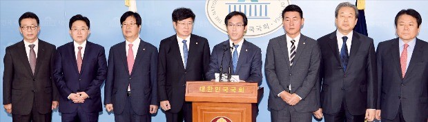 바른정당 통합파 의원들이 6일 국회 정론관에서 탈당 기자회견을 하고 있다. 왼쪽부터 홍철호 김용태 강길부 이종구 김영우 황영철 김무성 정양석 의원. 이들은 “대한민국의 미래를 위해서는 보수세력이 갈등과 분열을 뛰어넘어, 이유 여하를 불문하고 하나가 돼야 한다”고 탈당 이유를 설명했다. 김영우 기자 youngwoo@hankyung.com