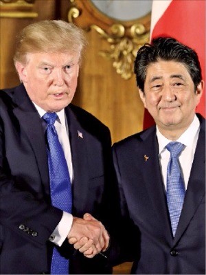 "대북 전략적 인내 끝났다"… 미국·일본 정상 "최대한 압박" 합의