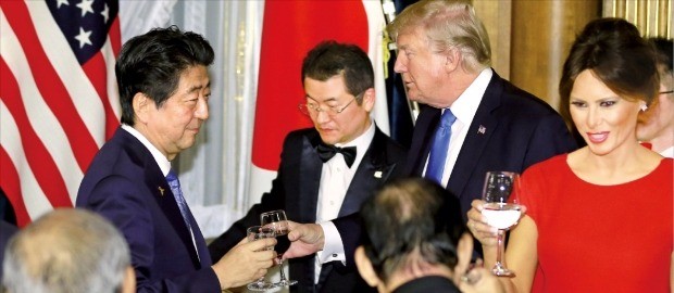 도널드 트럼프 미국 대통령(왼쪽 세 번째)과 아베 신조 일본 총리(맨 왼쪽)가 6일 저녁 도쿄 모토아카사카 영빈관에서 열린 공식 만찬에서 건배하고 있다. 도쿄AFP연합뉴스