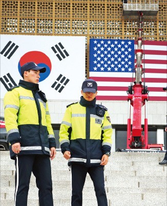 도널드 트럼프 미국 대통령의 국회 연설을 하루 앞둔 7일 국회의사당 앞에 배치된 경찰들이 경계 근무를 서고 있다.  /연합뉴스 