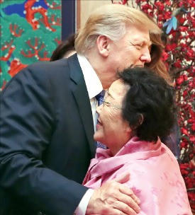 도널드 트럼프 대통령이 7일 청와대 공식 만찬에서 위안부 피해자인 이용수 할머니를 안아주고 있다.  /허문찬 기자 sweat@hankyung.com 