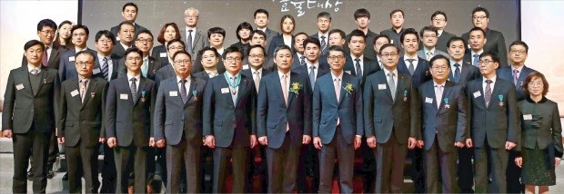 강남훈 한국에너지공단 이사장이 9일 서울 여의도 63컨벤션센터에서 열린 ‘39회 한국에너지효율대상’ 시상식에서 수상자들과 기념촬영을 하고 있다. 앞줄 오른쪽부터 김숙희 난곡난향도시재생지원센터 코디네이터(공단이사장표창), 차재호 에너지공단 실장, 이만용 서울교통공사 처장, 이경종 한화에너지 상무(이상 산업포장), 강 이사장, 김정회 산업통상자원부 에너지신산업정책관, 이영호 롯데푸드 대표(동탑산업훈장), 박규철 여천NCC 전무(철탑산업훈장), 유성준 무궁화 사장(석탑산업훈장), 조한창 포항산업과학연구원 전문연구원(대통령 표창), 채왕병 삼성전자 랩장(국무총리 표창).  /한국에너지공단 제공 