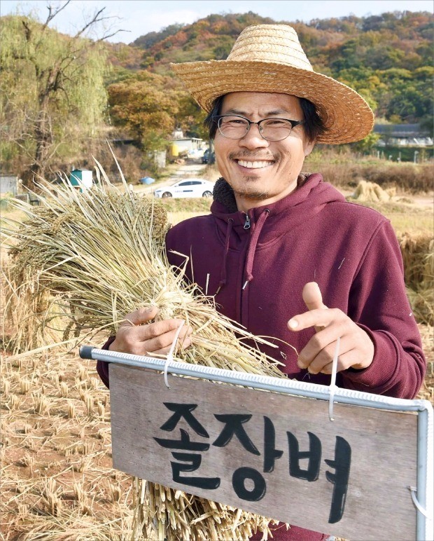 이근이 우보농장 대표가 각종 토종 벼의 이름을 새겨 넣은 팻말 앞에서 최근 수확한 ‘졸장벼’에 대해 설명하고 있다. 신경훈 기자 khshin@hankyung.com