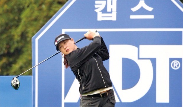 ‘베테랑’ 이선화가 올 시즌 한국여자프로골프(KLPGA)투어 최종전인 ADT캡스챔피언십(총상금 5억원)이 열린 10일 경기 이천시 사우스스프링스CC 10번홀에서 티샷하고 있다. KLPGA 제공