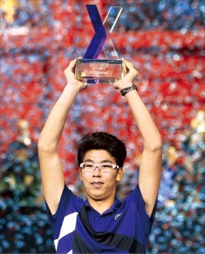 ‘한국 테니스의 희망’ 정현이 12일(한국시간) 이탈리아 밀라노에서 열린 남자프로테니스(ATP) 투어 넥스트 제너레이션 파이널스에서 정상에 오른 뒤 트로피를 들어올리고 있다. 정현은 2003년 이형택 이후 한국 선수로는 14년10개월 만에 ATP 투어 대회 정상에 올랐다. AP연합뉴스 