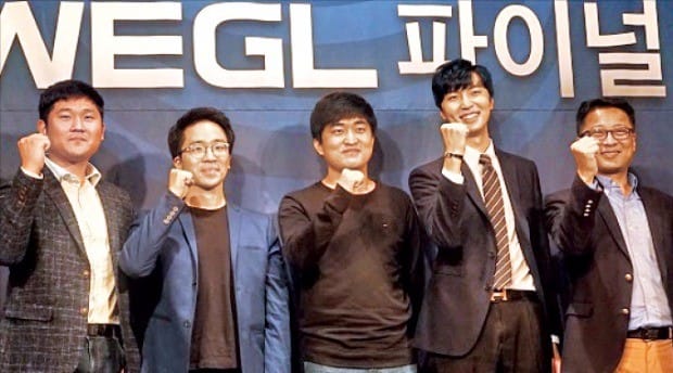 지난 7일 열린 WEGL 2017 파이널 프리뷰 행사. 사진 왼쪽부터 서재원 액토즈소프트 신규사업본부장, 배재민(철권7) 선수, 이영호(스타크래프트) 선수, 진동민(마인크래프트) 선수, 전명수 액토즈소프트 부사장. 액토즈소프트 제공 