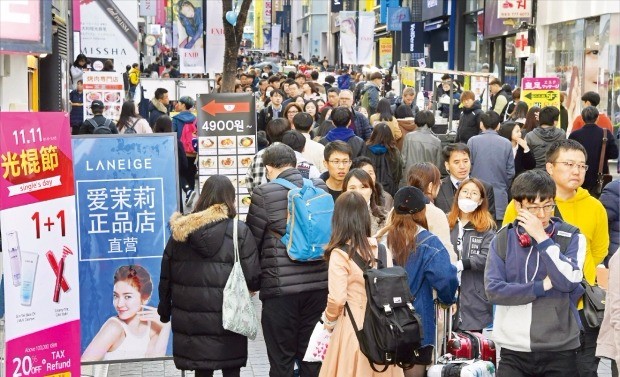 돌아온 유커에 들썩이는 명동