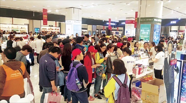 지난해 부산을 찾은 중국인 관광객들이 신세계백화점 센텀시티점에서 쇼핑하고 있다. 신세계백화점 제공
