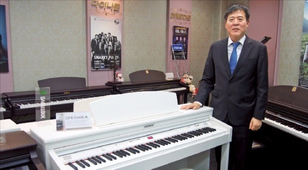 이진영 다이나톤 대표가 차별화된 건반 및 음향기술이 특징인 디지털피아노 제품을 소개하고 있다. 조아란 기자