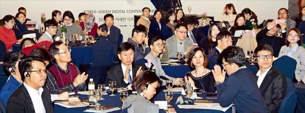 과학기술정보통신부가 주최하고 한국경제신문사가 주관한 ‘2017 한·아세안 디지털콘텐츠 콘퍼런스&투자 쇼케이스’가 14일 서울 잠실 롯데호텔월드에서 열렸다. 인도네시아 태국 말레이시아 싱가포르 등 아세안 7개국 기업 관계자들이 기조연설을 듣고 있다. 김영우 기자 youngwoo@hankyung.com