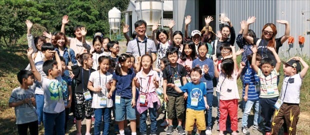 [한경 BIZ School] 동물복지인증 농장 체험단 "쾌적한 사육환경에선 축산물도 건강하죠"