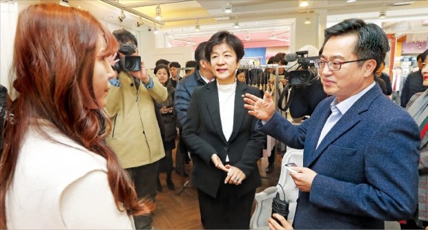 < 현장 찾은 金부총리 > 김동연 부총리 겸 기획재정부 장관(오른쪽 첫 번째)과 김영주 고용노동부 장관(두 번째)이 15일 경기 용인시 보정동 카페거리에서 옷가게 직원과 이야기하고 있다. 김 부총리와 김 장관의 이날 현장 방문은 내년도 최저임금 인상과 정부 대책에 대한 소상공인 의견을 듣기 위해 마련됐다.  /연합뉴스 