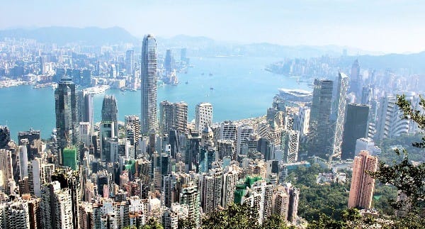                     홍콩섬 빅토리아 피크 하이킹 코스인 피크서클워크 루가드 로드 전망대에서 바라본 홍콩 전경.  