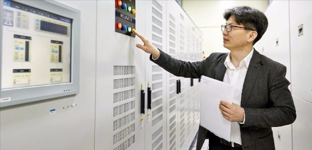 효성 직원이 평창풍력단지에 설치된 에너지저장장치(ESS)의 전력변환장치(PCS)를 살펴보고 있다. 효성 제공