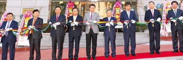 유진저축은행 출범식이 20일 서울 삼성동 본점에서 열렸다. 왼쪽부터 정진학 유진기업 사장, 김춘수 한국통운 사장, 양원돈 유진그룹 사장, 유지창 유진투자증권 회장, 유경선 유진그룹 회장, 양현근 저축은행중앙회 서울시지부장(민국저축은행 행장), 유창수 유진투자증권 부회장, 이계천 유진저축은행장, 백의현 동양 대표. 유진그룹 제공