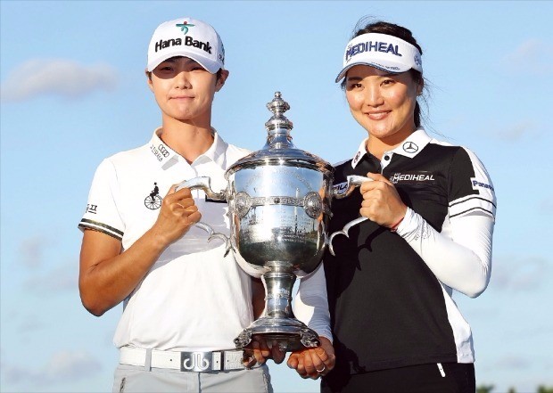 < 유소연과 함께… 올해의 선수상 트로피 든 ‘슈퍼 루키’ > 미국 여자프로골프(LPGA) 2017시즌 올해의 선수상을 공동 수상한 박성현(왼쪽)과 유소연이 20일(한국시간) 시즌 최종전인 CME그룹투어챔피언십이 열린 플로리다주 네이플스 티뷰론골프클럽에서 시상식을 마친 뒤 트로피를 들어보이며 환하게 웃고 있다. 1966년 시작된 올해의 선수상에서 공동 수상자가 나오기는 이번이 처음이다. AFP연합뉴스